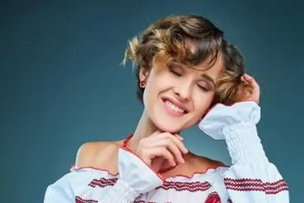 물결 모양의 픽시 컷 헤어 스타일을 가진 여자