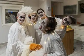 Einfache, gruselige DIY-Geisterkostüme, die Ihrer Fantasie freien Lauf lassen