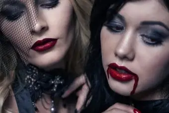 Jednoduchý upírsky make-up na zlepšenie vzhľadu každého nemŕtveho