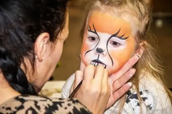 고양이 얼굴을 그린 소녀