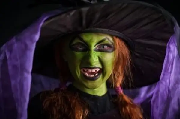 fille avec du maquillage de sorcière