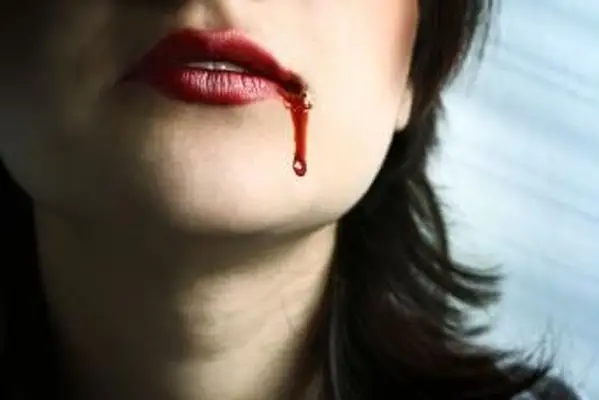 Lábios vermelhos sangrentos