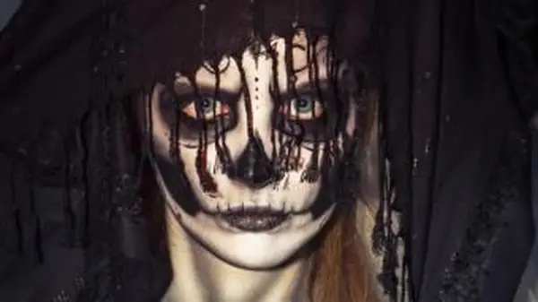 Leichenlook mit Lidschatten-Make-up