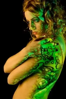 im Dunkeln leuchtende Körperbemalung