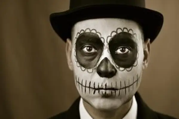 Calaveras 메이크업을 가진 남자