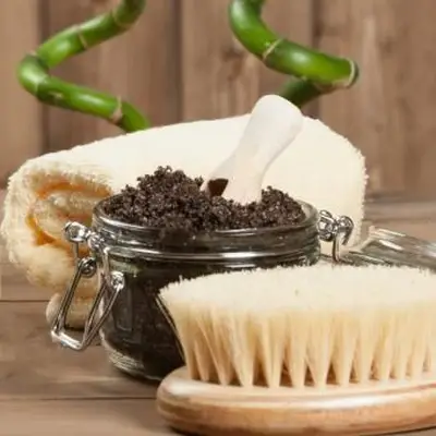 Gommage au café maison et brosse sèche