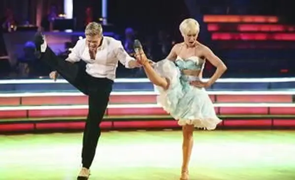 별과 함께 춤을 추는 사람