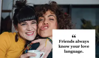 Amigos rindo e fazendo caretas