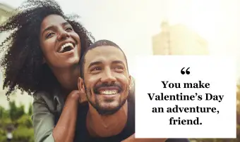 Jovem alegre dando carona para seu amigo ao ar livre na cidade