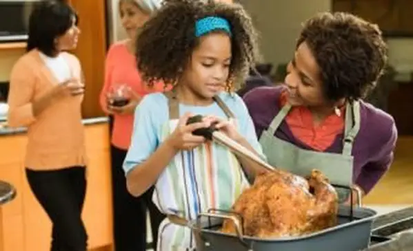 אמא ובת מבסוטות הודו של חג ההודיה