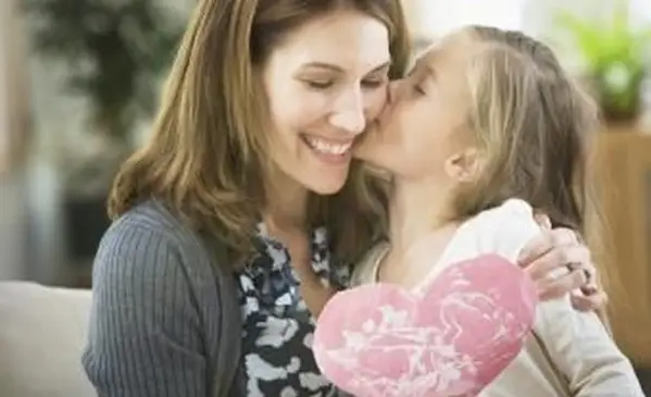 Menina dando dia dos namorados para a mãe