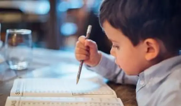 niño haciendo una sopa de letras