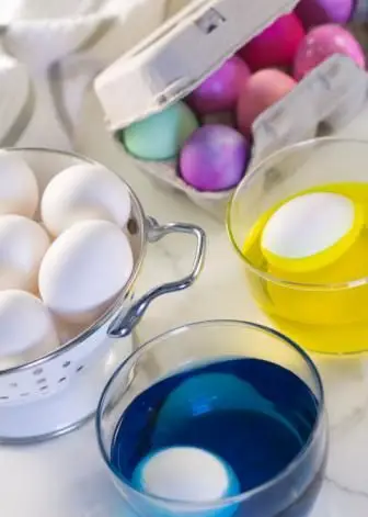 Zamaczanie jajek wielkanocnych w barwniku