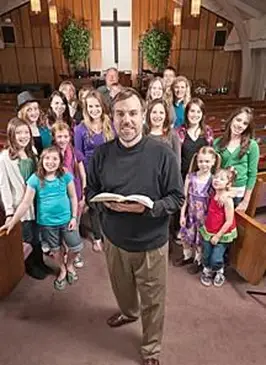 子供たちを指導する牧師