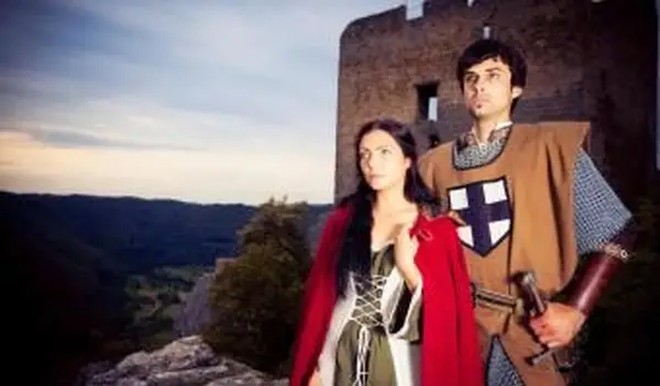 para w ubraniach w stylu średniowiecznym