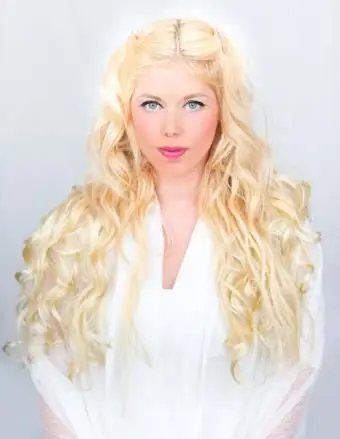 Blond kobieta z lokami Anioł