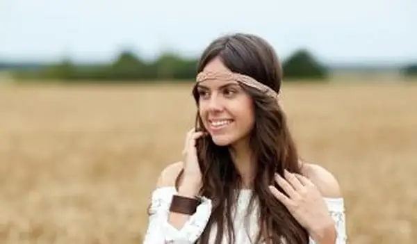 hipis kobieta na polu zbóż