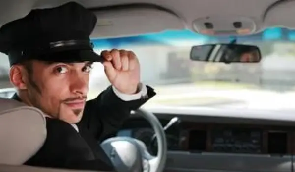 Przystojny kierowca limuzyny