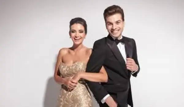 Elegancka para się śmieje