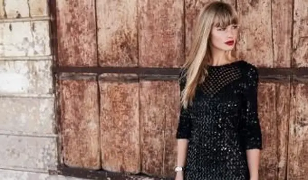 Piękna kobieta w czarnej sukience