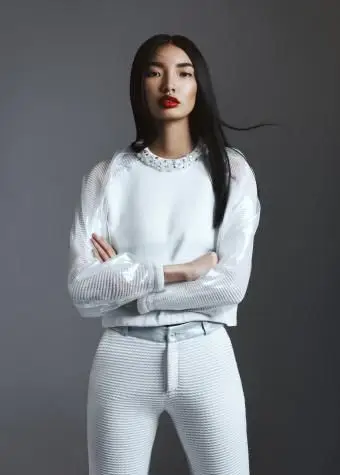 kobieta ubrana w modny biały garnitur