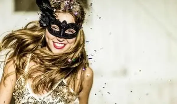 kobieta z długimi blond włosami