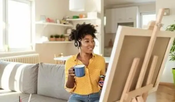 femme à la peinture virtuelle et à la fête siroter