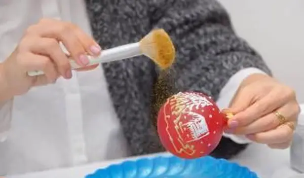 femme faisant des décorations de Noël