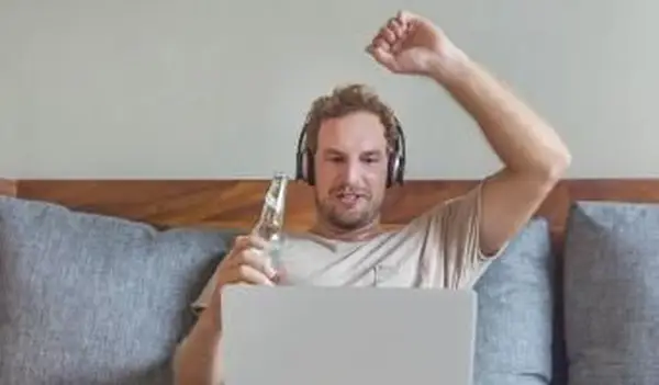 homme s'amusant sur appel virtuel