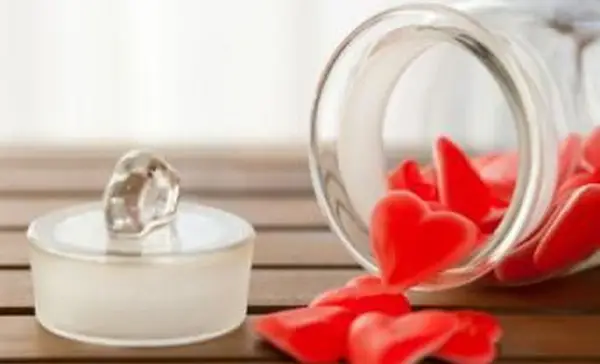 Glas mit roten Bonbonherzen