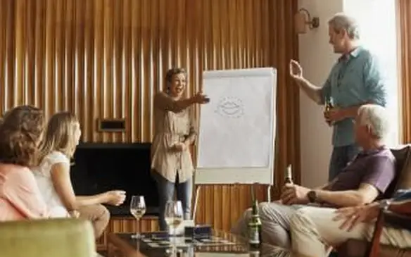 Gruppe von Freunden, die Valentine Pictionary Game spielen