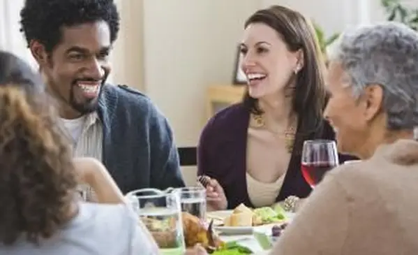 Rodzinna rozmowa i cieszenie się kolacją z okazji Święta Dziękczynienia