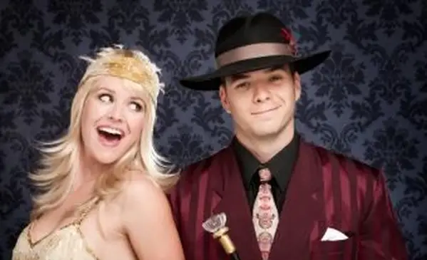 אישה וגבר לבושים ככיפוף וגנגסטר