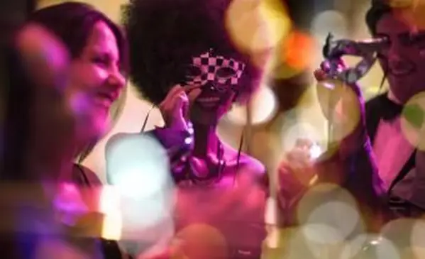 חברים חוגגים במסיבת תחפושות מארדי גרא