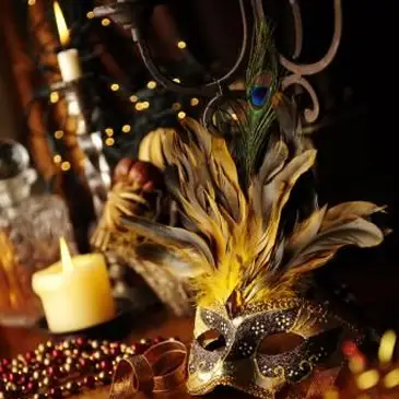 מסכת נשף מסכות ונוצה ועיצוב שולחן נוצות טווס