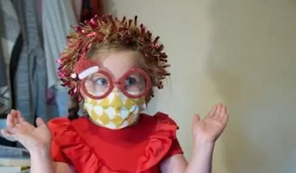 面白いクリスマスの衣装を着ている女の子