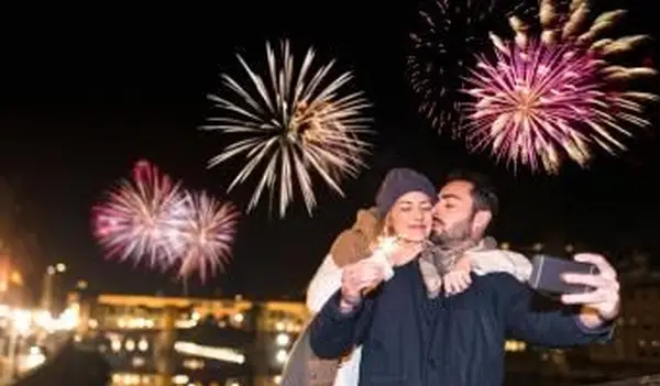 couple prend un selfie pour le nouvel an