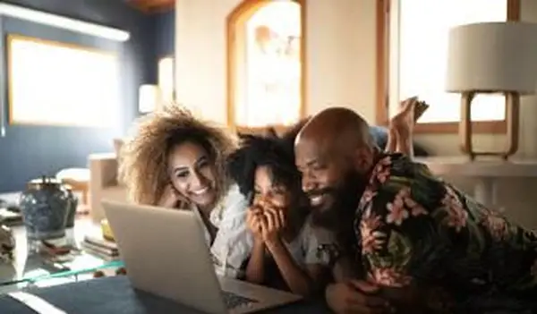 Famille heureuse jouant à des jeux en ligne