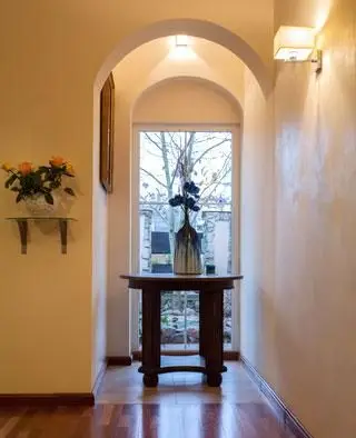 내부 복도 작은 테이블