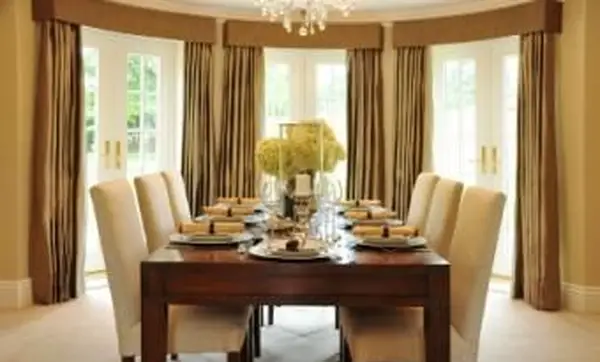 Varões de cortina curvos: tipos que ajudam a adicionar caracteres