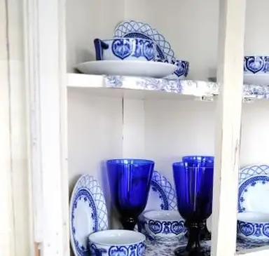 キャビネットの青と白の陶器