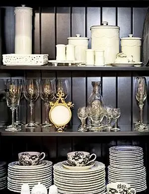 陶磁器のキャビネットの皿