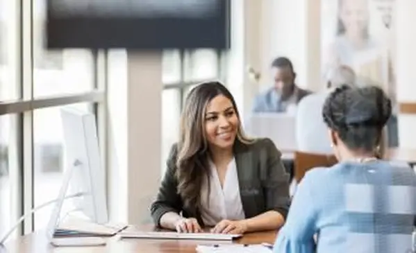 La donna chiede un prestito in banca