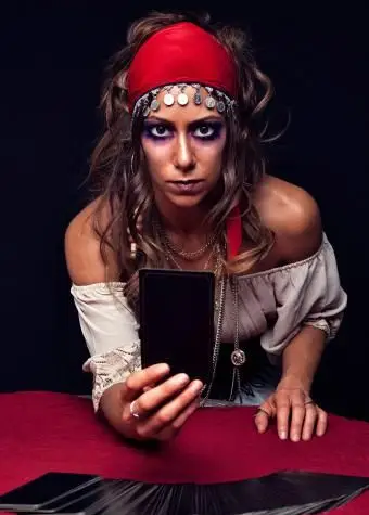 Indovino con le carte dei tarocchi