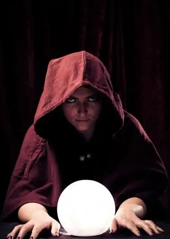 Indovino con sfera di cristallo accesa