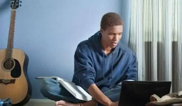 노트북으로 숙제를 하 고 십 대