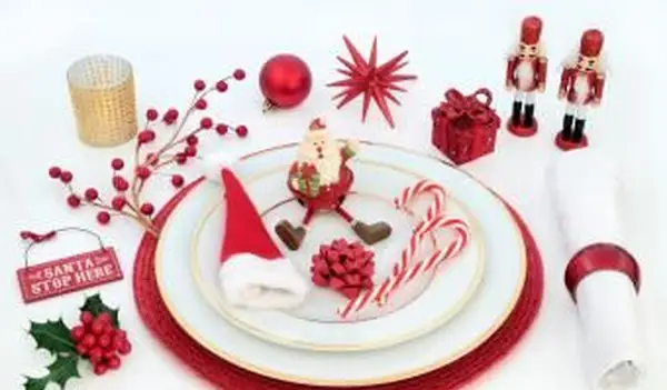 Świąteczna kolacja z zabawnym stołem