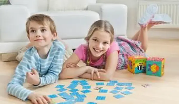 dziewczyna i brat leżący na podłodze