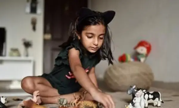 動物のおもちゃを並べる女の子