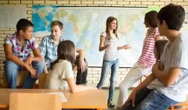 Schüler sprechen im Klassenzimmer